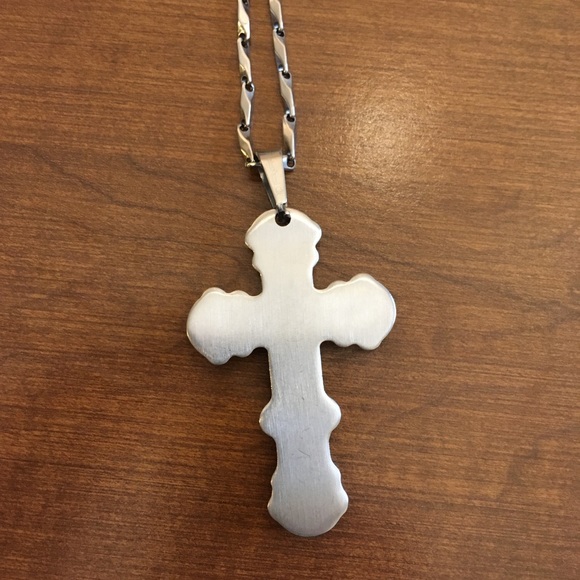 Men’s oversized stainless steel cross pendant with chain - Picture 5 of 9